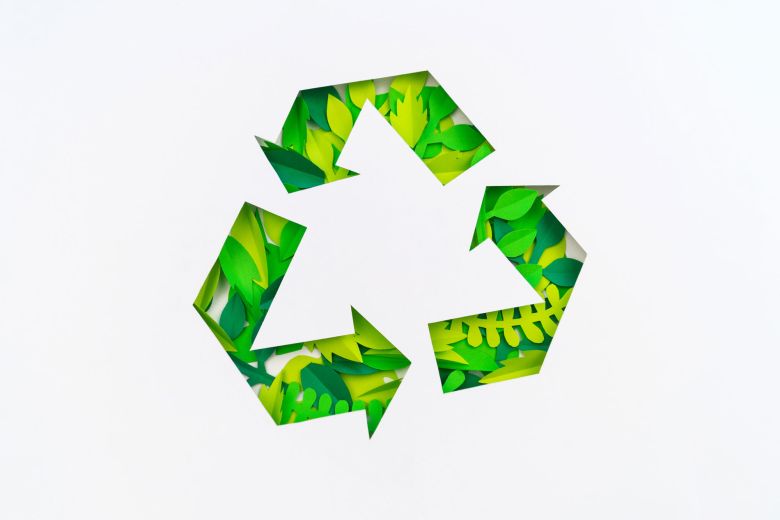 Grünes Recycling-Symbol mit Blättern – nachhaltige Verpackungslösungen in Köln und Umgebung