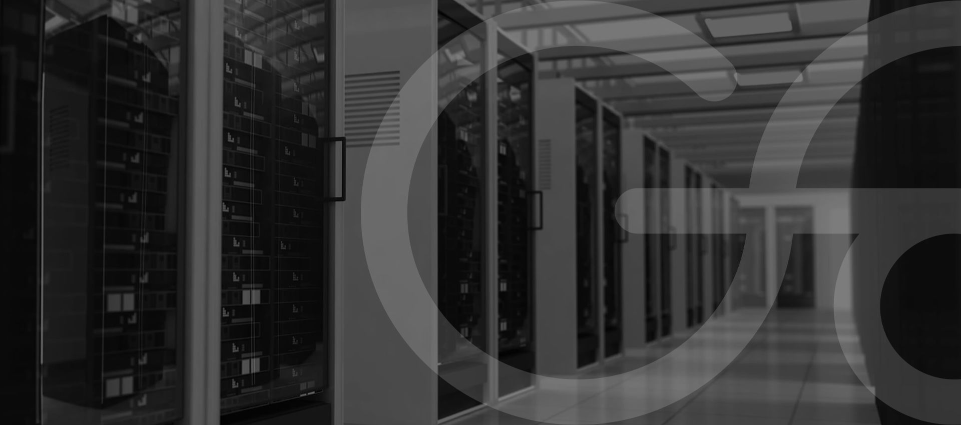 Telefonanlage im Serverrack mit Bildschirm – IP-Telefonie für Unternehmen in Köln