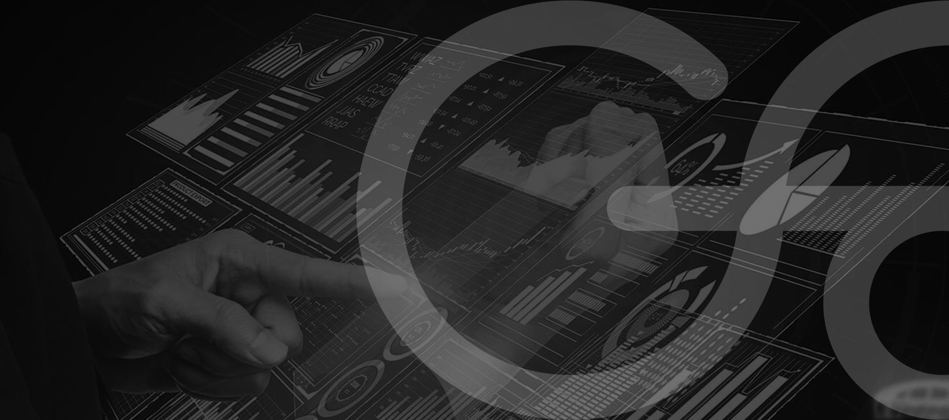 Hand zeigt auf digitales Dashboard – IT-Monitoring und Analyse in Köln